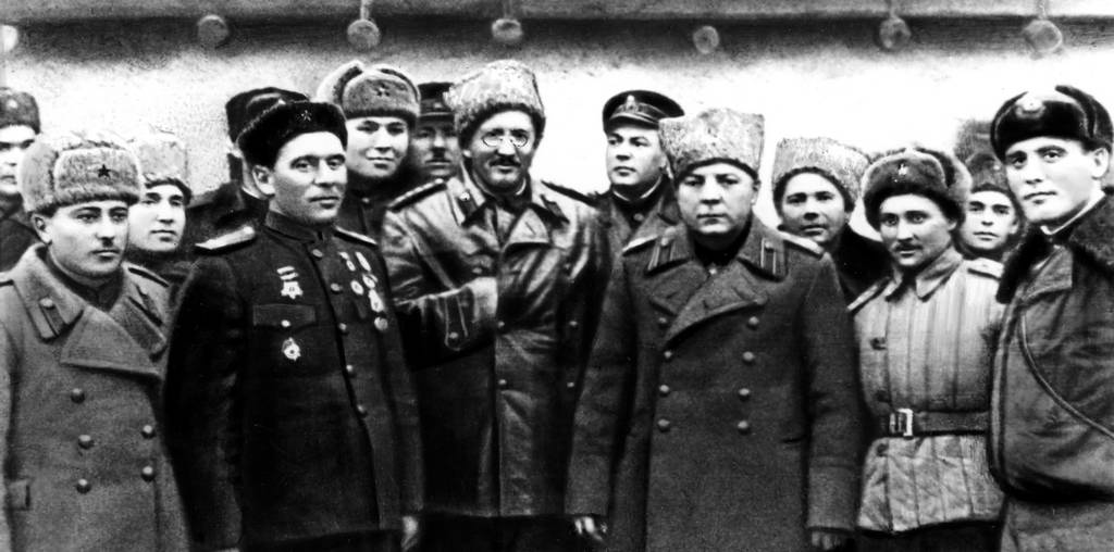 Представитель Ставки ВГК К.Е. Ворошилов, командующий Приморской армией И.Е. Петров (в центре) и командующий Черноморским флотом Л.А. Владимирский среди советских воинов на Керченском плацдарме. Январь 1944